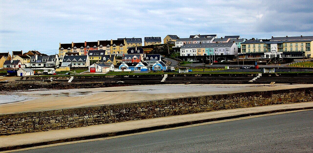 Kilkee bay and the houses along the strand